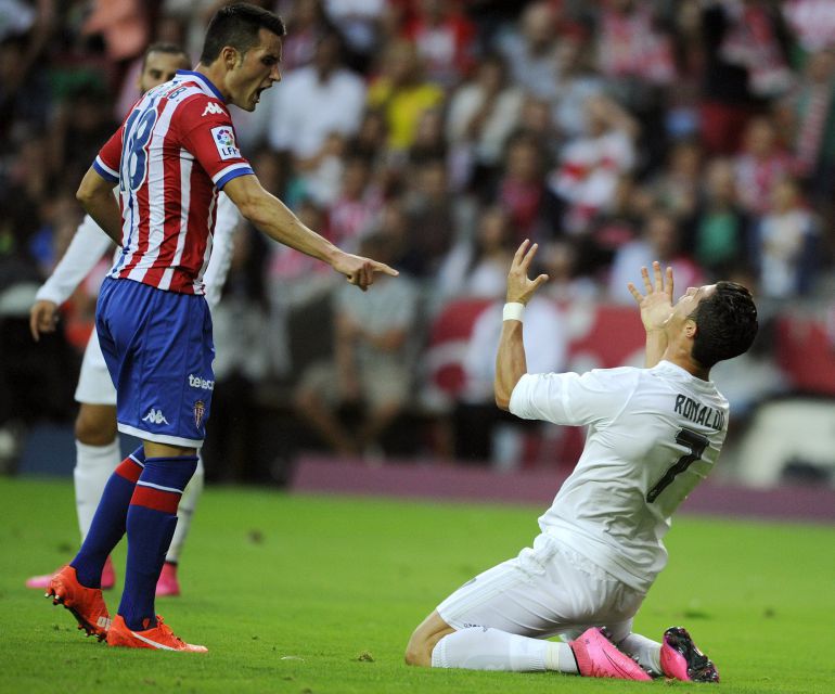 Cristiano Ronaldo se lamenta después de caer en el área del Sporting en una jugada en la que pidió penalti