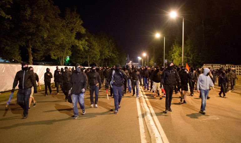 Los sujetos que protagonizaron los disturbios contra la policía, portando palos y banderas. Los sujetos que protagonizaron los disturbios contra la policía, portando palos y banderas.