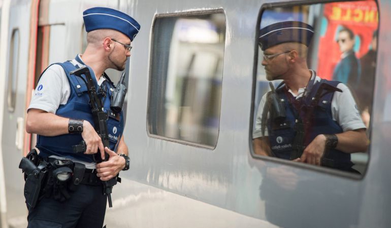 Un agente de policía inspecciona un tren Thalys en la estación de Midi en Bruselas. Un agente de policía inspecciona un tren Thalys en la estación de Midi en Bruselas.