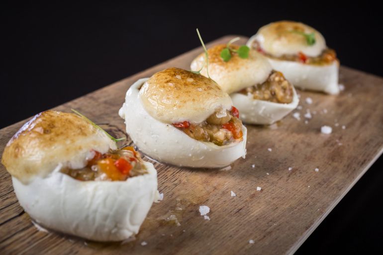 Mozzarella rellena de esgarraet gratinada con ajoaceite suave (Habitual, Valencia). Mozzarella rellena de esgarraet gratinada con ajoaceite suave (Habitual, Valencia).