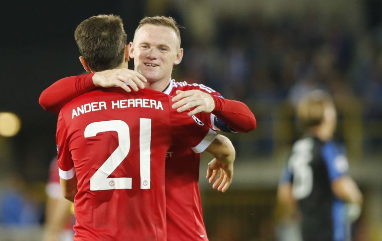 Ander Herrera celebra con Wayne Rooney los goles ante el Brujas Ander Herrera celebra con Wayne Rooney los goles ante el Brujas