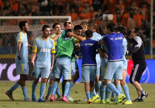 Los jugadores del Astana celebran su clasificación Los jugadores del Astana celebran su clasificación