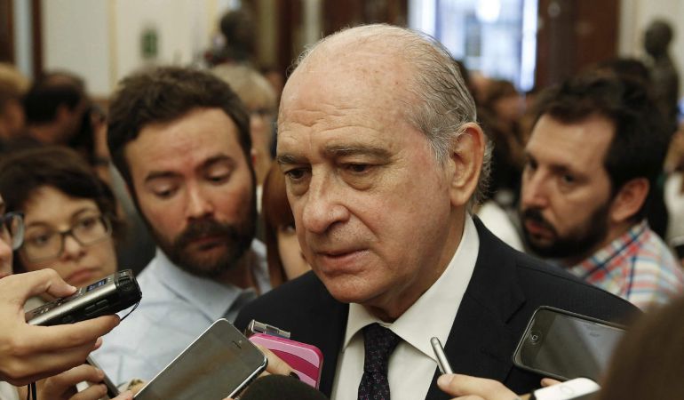 El ministro del Interior, Jorge Fernández Díaz, hace declaraciones a los periodistas en el Congreso El ministro del Interior, Jorge Fernández Díaz, hace declaraciones a los periodistas en el Congreso