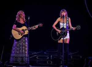 Taylor Swift canta con Lisa Kudrow 'Smelly Cat' Taylor Swift canta con Lisa Kudrow 'Smelly Cat'