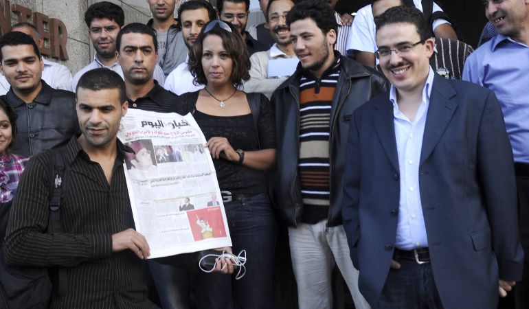 Foto muestra al redactor jefe del diario en árabe "Akhbar Al Youm", Taoufik Bouachrine, al caricaturista Khalid Gueddar y a otros miembros de la redacción afuera de la sede del periódico en Casablanca, Marruecos. Foto muestra al redactor jefe del diario en árabe "Akhbar Al Youm", Taoufik Bouachrine, al caricaturista Khalid Gueddar y a otros miembros de la redacción afuera de la sede del periódico en Casablanca, Marruecos.