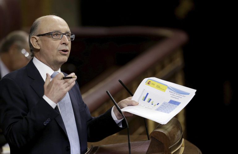 El ministro de Hacienda, Cristóbal Montoro, durante su intervención en el pleno del debate del Proyecto de Ley de los Presupuestos Generales para 2016. El ministro de Hacienda, Cristóbal Montoro, durante su intervención en el pleno del debate del Proyecto de Ley de los Presupuestos Generales para 2016.