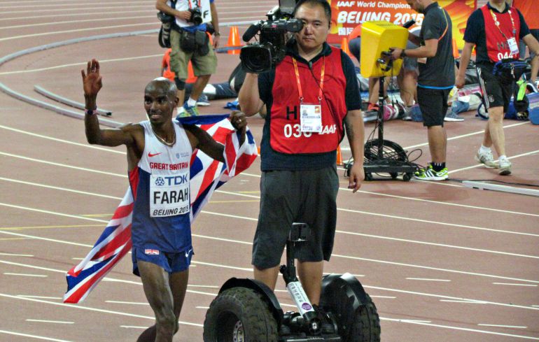 Farah dando la vuelta de honor después de ganar el 10.000 Farah dando la vuelta de honor después de ganar el 10.000