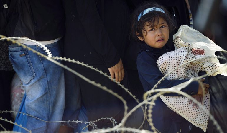 Una niña llora mientras miles esperan en el paso fronterizo de Macedonia y Grecia Una niña llora mientras miles esperan en el paso fronterizo de Macedonia y Grecia