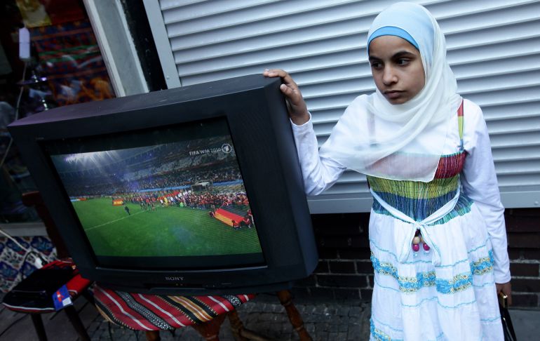 Una niña musulmana viendo un partido de fútbol extranjero. Una niña musulmana viendo un partido de fútbol extranjero.