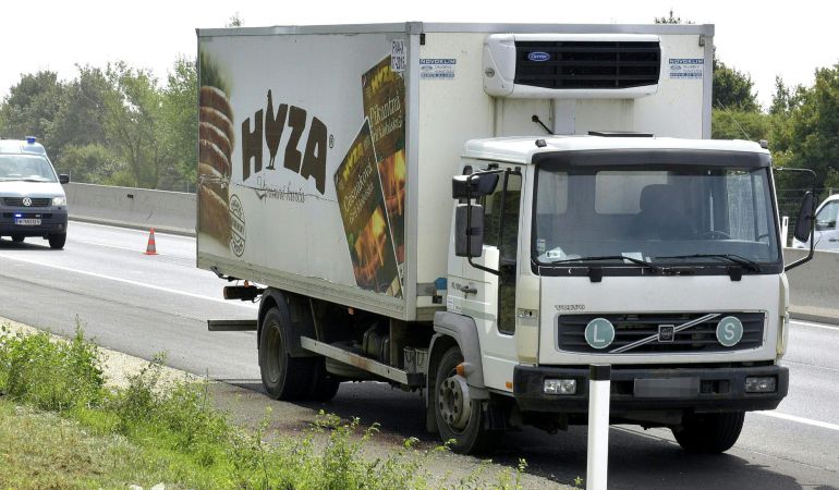 El camión frigorífico en el que viajaba un grupo de inmigrantes que murieron asfixiados en Austria. El camión frigorífico en el que viajaba un grupo de inmigrantes que murieron asfixiados en Austria.