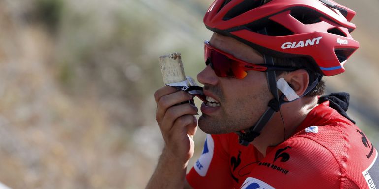 Dumoulin ingiere una barrita durante la etapa Dumoulin ingiere una barrita durante la etapa