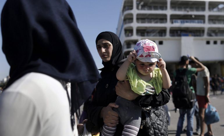 Varios refugiados sirios desembarcan del buque "Eleftheros Venizelos" en el puerto del Pireo, cerca de Atenas Varios refugiados sirios desembarcan del buque "Eleftheros Venizelos" en el puerto del Pireo, cerca de Atenas