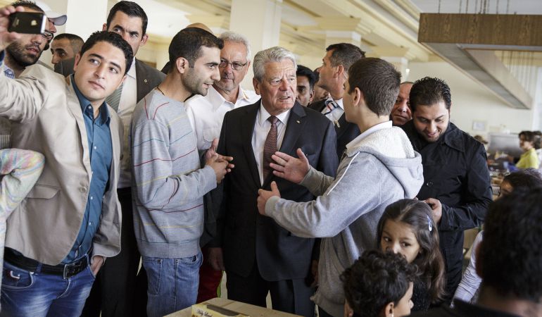 El presidente de Alemania Joachim Gauck hablando con los residentes del centro de refugiados. El presidente de Alemania Joachim Gauck hablando con los residentes del centro de refugiados.