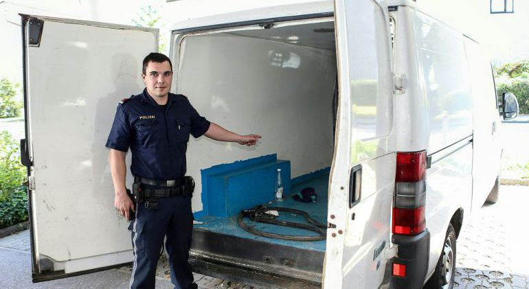 La policía austriaca enseña el interior de la furgoneta. La policía austriaca enseña el interior de la furgoneta.