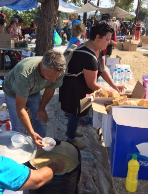 Un grupo de voluntarios ofrece alimentos y bebidas a los refugiados Un grupo de voluntarios ofrece alimentos y bebidas a los refugiados