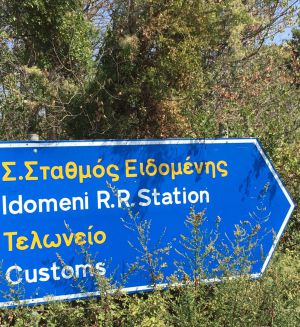 Cartel que indica la dirección a la prócima estación de Idomeni Cartel que indica la dirección a la prócima estación de Idomeni