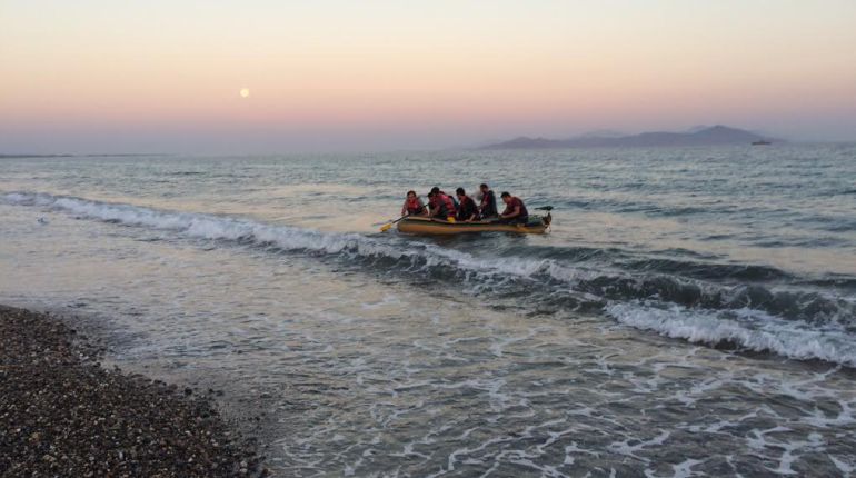 Un grupo de refugiados llega a la Isla de Kos en una balsa de remos Un grupo de refugiados llega a la Isla de Kos en una balsa de remos