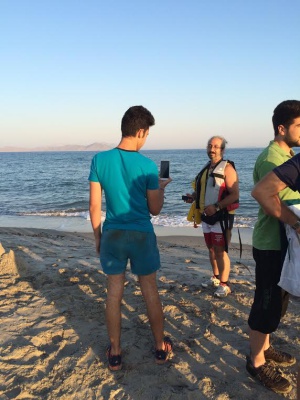 Un grupo de refugiados sirios celebra su llegada a la Isla de Kos Un grupo de refugiados sirios celebra su llegada a la Isla de Kos