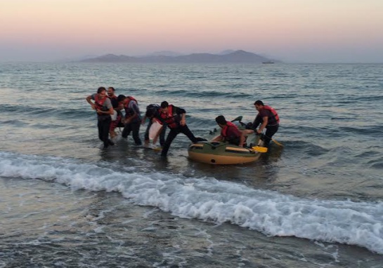 Un grupo de refugiados desembarca en la playa de la Isla de Kos Un grupo de refugiados desembarca en la playa de la Isla de Kos