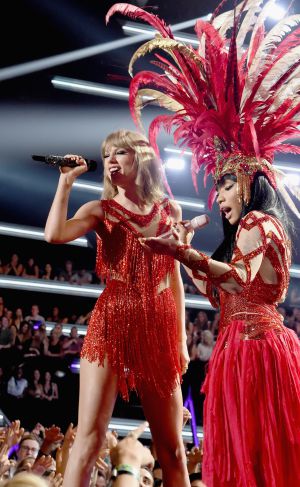 Taylor Swift y Nicki Minaj sobre el escenario. Taylor Swift y Nicki Minaj sobre el escenario.