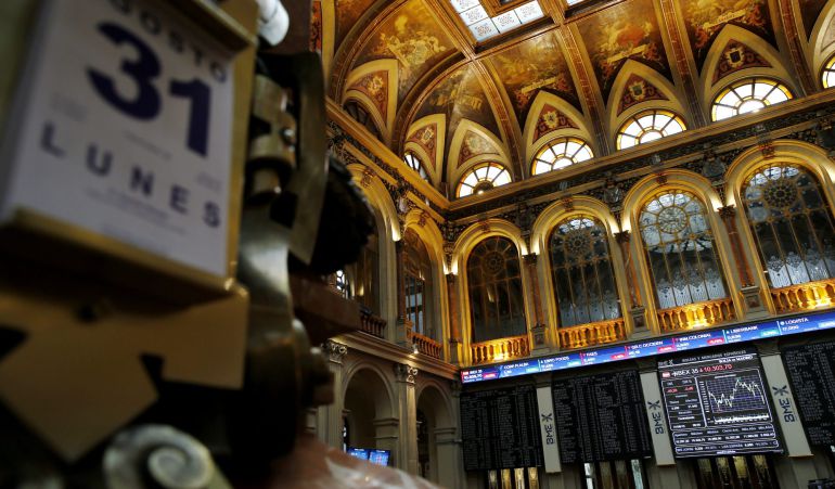 Un panel informativo de la bolsa de Madrid muestra la evolución del principal indicador de la bolsa española, el IBEX 35. Un panel informativo de la bolsa de Madrid muestra la evolución del principal indicador de la bolsa española, el IBEX 35.