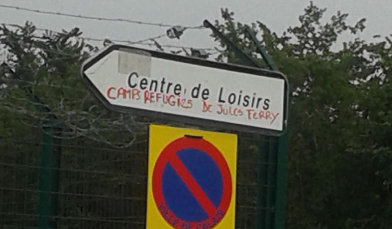 El letrero que indica el camino del campo de refugiados. 'Centre de loisir' significa centro de recreo, que es lo que era antes: un campamento de verano para niños El letrero que indica el camino del campo de refugiados. 'Centre de loisir' significa centro de recreo, que es lo que era antes: un campamento de verano para niños