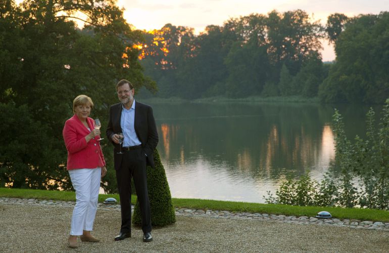 El presidente del gobierno español, Mariano Rajoy y la cancillera alemana Angela Merkel por el entorno del lago de Schloss en el castillo de Meseberg (Alemanía). El presidente del gobierno español, Mariano Rajoy y la cancillera alemana Angela Merkel por el entorno del lago de Schloss en el castillo de Meseberg (Alemanía).
