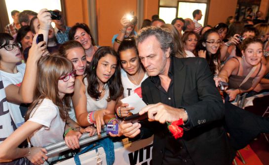 José Coronado se fotografía con los fans en la alfombra del FesTVal José Coronado se fotografía con los fans en la alfombra del FesTVal