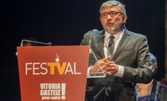 Fernando López Puig, director de ficción de RTVE, agradece un premio del Festval concedido a TVE Fernando López Puig, director de ficción de RTVE, agradece un premio del Festval concedido a TVE