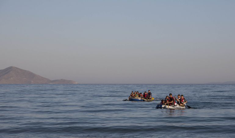Dos grupos de migrantes llegan a la isla de Kos remando sobre dos barcas de plástico. Dos grupos de migrantes llegan a la isla de Kos remando sobre dos barcas de plástico.
