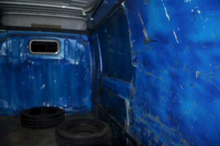 El interior de la furgoneta donde viajaban los 24 refugiados El interior de la furgoneta donde viajaban los 24 refugiados