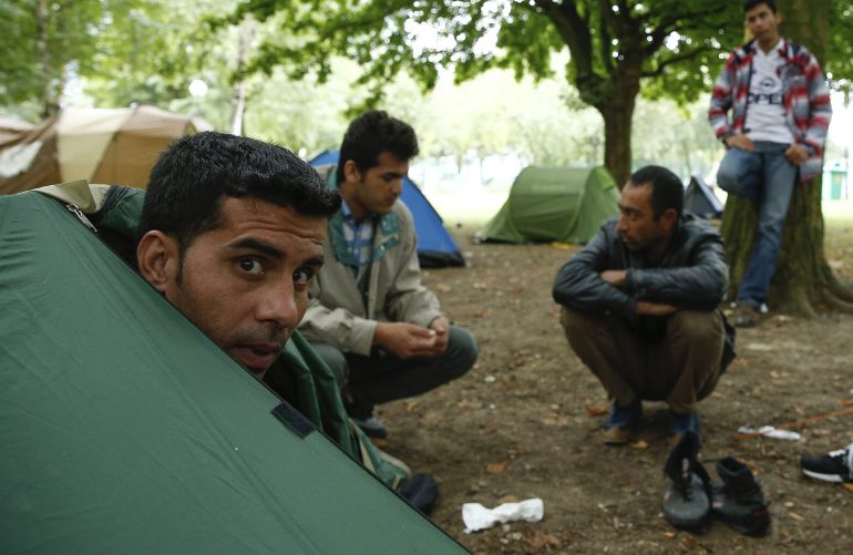 Varios refugiados descansan en un parque frente a la Oficina de Extranjería en Bruselas, Bélgica. Varios refugiados descansan en un parque frente a la Oficina de Extranjería en Bruselas, Bélgica.