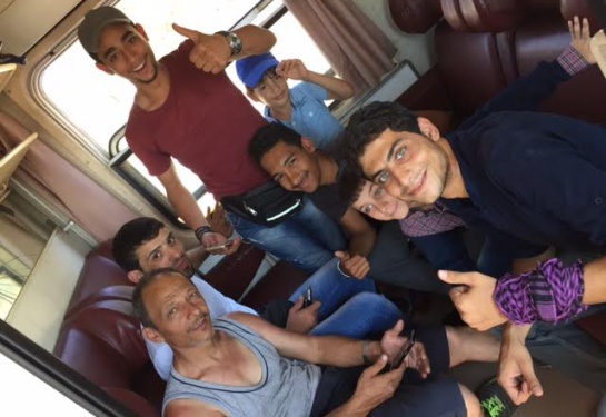 Ihab junto a su hermano Hussein, de 9 años, en el tren rumbo a Serbia Ihab junto a su hermano Hussein, de 9 años, en el tren rumbo a Serbia