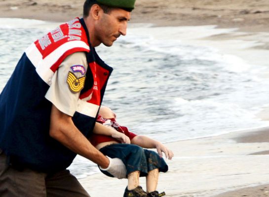 El pequeño Aylan, en brazos de uno de los voluntarios turcos. El pequeño Aylan, en brazos de uno de los voluntarios turcos.