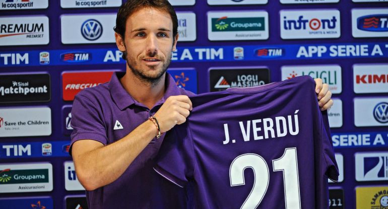 Verdú posa con su camiseta de la Fiorentina Verdú posa con su camiseta de la Fiorentina