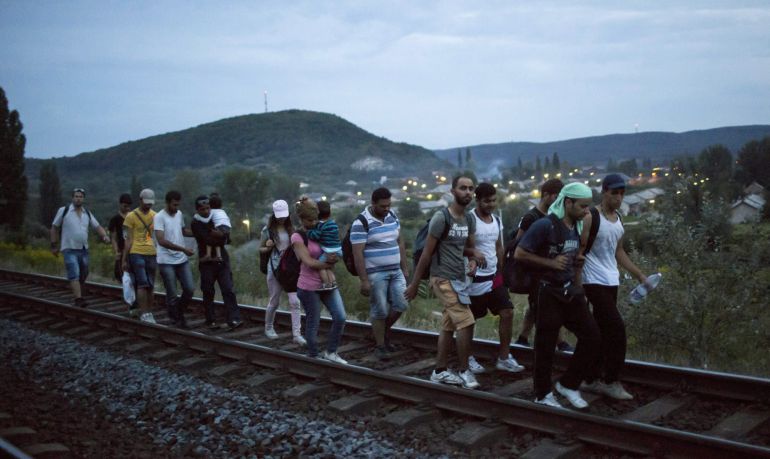 Hungría ofrece a los refugiados su traslado a la frontera con Austria