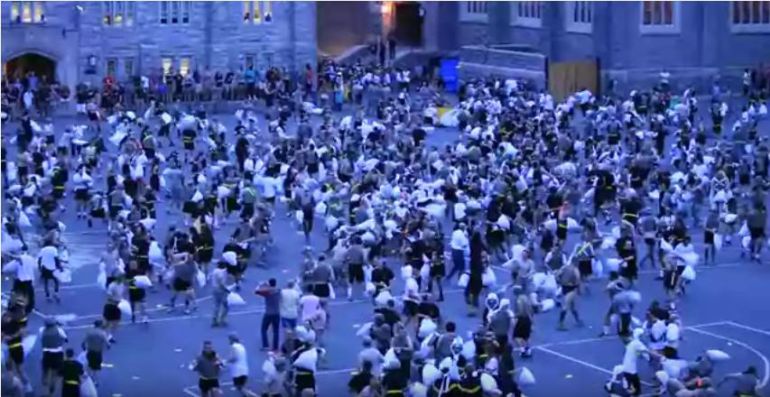 La pelea de almohadas que causó 30 heridos. La pelea de almohadas que causó 30 heridos.