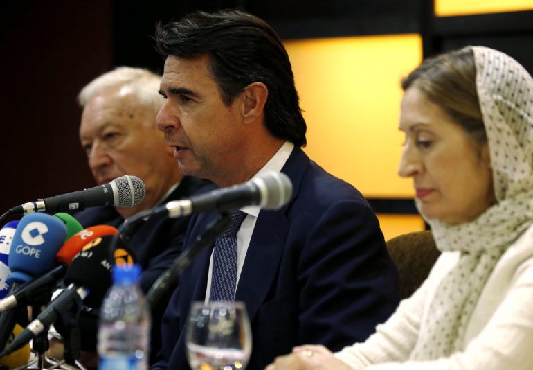 Los ministros de Asuntos Exteriores, José Manuel García-Margallo (i), Fomento, Ana Pastor (d), e Industria, José Manuel Soria (c), durante la rueda de prensa ofrecida tras el encuentro que han mantenido con el presidente iraní, el moderado Hassan Rohaní, en Teherán Los ministros de Asuntos Exteriores, José Manuel García-Margallo (i), Fomento, Ana Pastor (d), e Industria, José Manuel Soria (c), durante la rueda de prensa ofrecida tras el encuentro que han mantenido con el presidente iraní, el moderado Hassan Rohaní, en Teherán