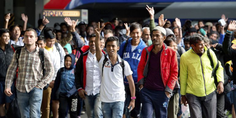 -FOTODELDIA- MUNICH, 06/09/2015.- Varios refugiados saludan a su llegada a la estación de tren de Munich, donde han llegado hoy cerca de 5.000. La mitad de los refugiados que han llegado a Múnich serán repartidos entre otros estados de Alemania, mientras que el resto permanecerán de momento en Baviera. EFE/SVEN HOPPE -FOTODELDIA- MUNICH, 06/09/2015.- Varios refugiados saludan a su llegada a la estación de tren de Munich, donde han llegado hoy cerca de 5.000. La mitad de los refugiados que han llegado a Múnich serán repartidos entre otros estados de Alemania, mientras que el resto permanecerán de momento en Baviera. EFE/SVEN HOPPE