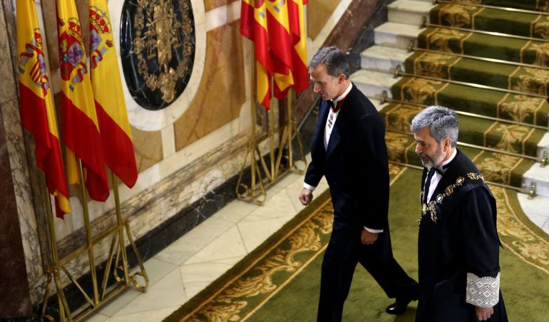 El rey Felipe VI acompañado por el presidente del Tribunal Supremo y del Consejo General del Poder Judicial, Carlos Lesmes, a su llegada a la ceremonia de apertura del Año Judicial que se ha celebrado hoy en la sede del Tribunal Supremo bajo la presidencia del Monarca. El rey Felipe VI acompañado por el presidente del Tribunal Supremo y del Consejo General del Poder Judicial, Carlos Lesmes, a su llegada a la ceremonia de apertura del Año Judicial que se ha celebrado hoy en la sede del Tribunal Supremo bajo la presidencia del Monarca.