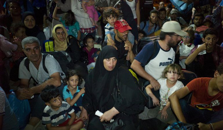 Refugiadosesperan para embarcar en el barco de pasajeros "Eleftherios Venizelos" en el puerto de la isla de Lesbos. Refugiadosesperan para embarcar en el barco de pasajeros "Eleftherios Venizelos" en el puerto de la isla de Lesbos.