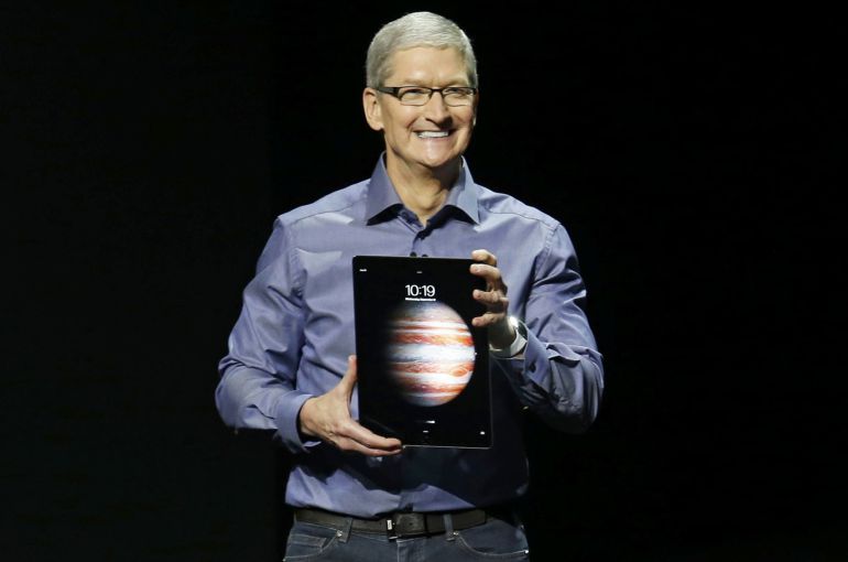 Tim Cook sostiene el nuevo iPad Pro durante el evento en Apple San Francisco, California Tim Cook sostiene el nuevo iPad Pro durante el evento en Apple San Francisco, California