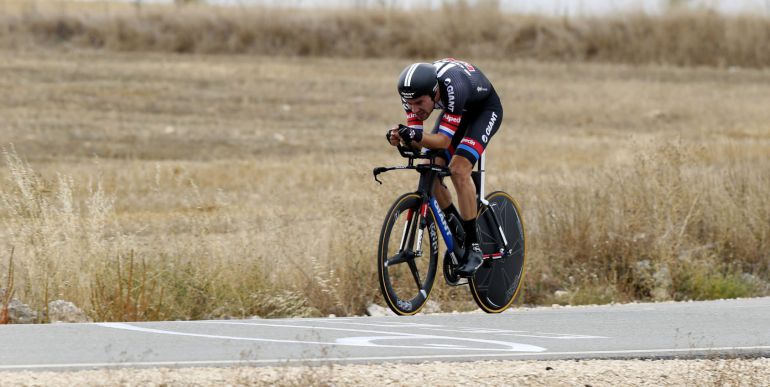 El ciclista holandés del equipo Giant Tom Dumoulin, durante la contrareloj individual de 38,7 kilómetros que se ha disputado en Burgos. El ciclista holandés del equipo Giant Tom Dumoulin, durante la contrareloj individual de 38,7 kilómetros que se ha disputado en Burgos.