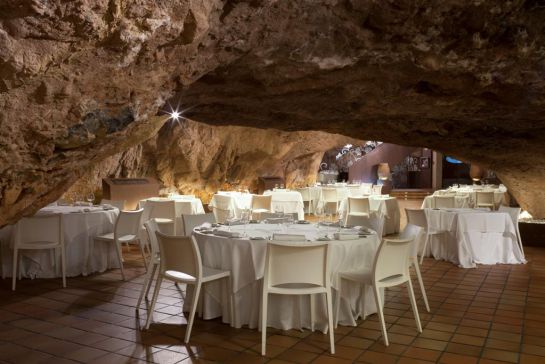 Uno de los salones del restaurante La Gruta. Uno de los salones del restaurante La Gruta.