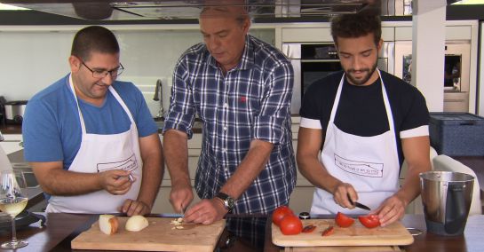Bertín Osborne, cocinando junto a Pablo Alborán y Dani García en su nuevo programa de TVE Bertín Osborne, cocinando junto a Pablo Alborán y Dani García en su nuevo programa de TVE