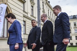 El primer ministro húngaro, Viktor Orbán, junto a los jefes de los gobiernos de la República Checa, Bohuslav Sobotka, de Polonia, Ewa Kopacz, y de Eslovaquia, Robert Fico El primer ministro húngaro, Viktor Orbán, junto a los jefes de los gobiernos de la República Checa, Bohuslav Sobotka, de Polonia, Ewa Kopacz, y de Eslovaquia, Robert Fico