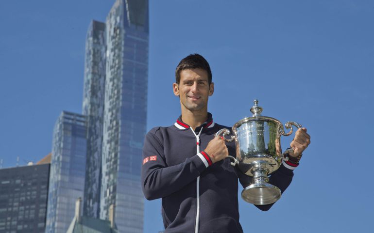 Novak Djokovic posa con el trofeo de campeón en Central Park. Novak Djokovic posa con el trofeo de campeón en Central Park.