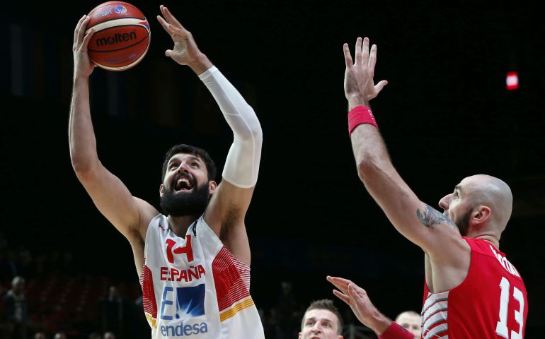 Nikola Mirotic ataca el aro ante la defensa de Marcin Gortat. Nikola Mirotic ataca el aro ante la defensa de Marcin Gortat.