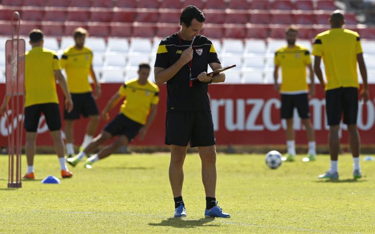 Unai Emery, durante el entrenamiento que el equipo ha realizado hoy en la ciudad deportiva previo al primer partido de la fase de grupos ante el Borussia de Mönchengladbach. Unai Emery, durante el entrenamiento que el equipo ha realizado hoy en la ciudad deportiva previo al primer partido de la fase de grupos ante el Borussia de Mönchengladbach.