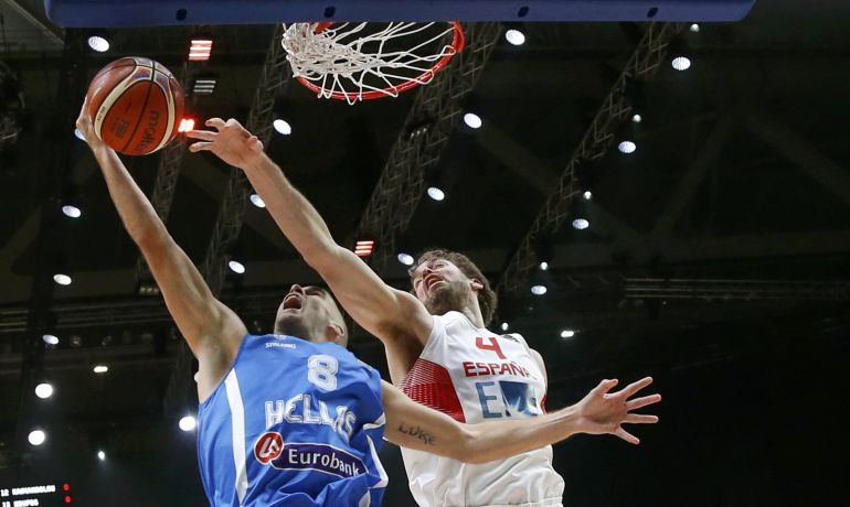 Pau Gasol defiende una acción ante Nick Calathes. Pau Gasol defiende una acción ante Nick Calathes.